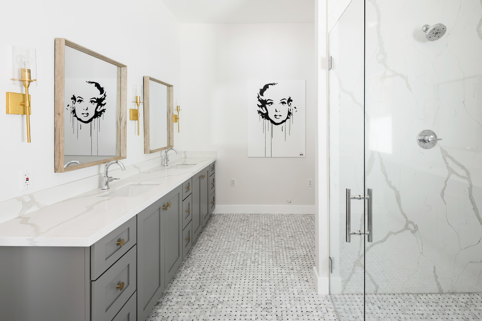 Exempel på ett stort klassiskt vit vitt en-suite badrum, med skåp i shakerstil, grå skåp, en kantlös dusch, vita väggar, ett undermonterad handfat, grått golv, dusch med gångjärnsdörr, ett fristående badkar, en toalettstol med separat cisternkåpa, vit kakel, marmorkakel, marmorgolv och laminatbänkskiva