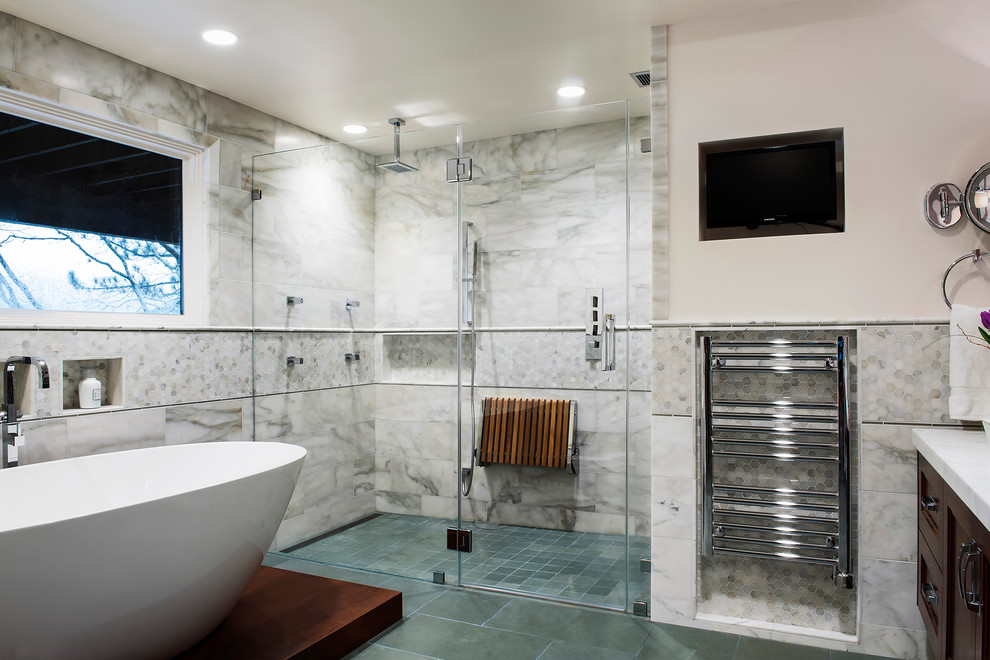Пример оригинального дизайна: ванная комната в современном стиле с темными деревянными фасадами, отдельно стоящей ванной, душем без бортиков, серой плиткой, бежевыми стенами и душем с распашными дверями