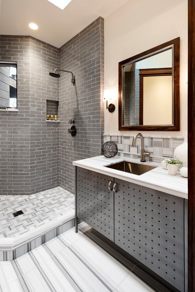 Inspiration pour une salle de bain design avec un lavabo encastré, un placard à porte plane, une douche ouverte, un carrelage gris, un mur beige et aucune cabine.