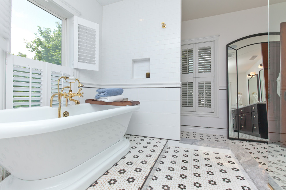 Пример оригинального дизайна: ванная комната в стиле неоклассика (современная классика) с фасадами в стиле шейкер, черными фасадами, отдельно стоящей ванной, душевой комнатой, белой плиткой, плиткой кабанчик, белыми стенами, полом из мозаичной плитки, врезной раковиной, столешницей из искусственного кварца, разноцветным полом, открытым душем, серой столешницей, нишей, тумбой под две раковины и встроенной тумбой
