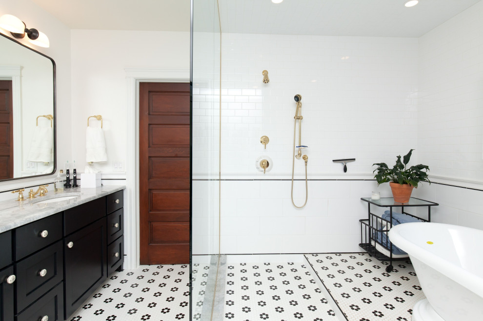 Idéer för vintage grått badrum, med skåp i shakerstil, svarta skåp, ett fristående badkar, våtrum, vit kakel, tunnelbanekakel, vita väggar, mosaikgolv, ett undermonterad handfat, bänkskiva i kvarts, flerfärgat golv och med dusch som är öppen