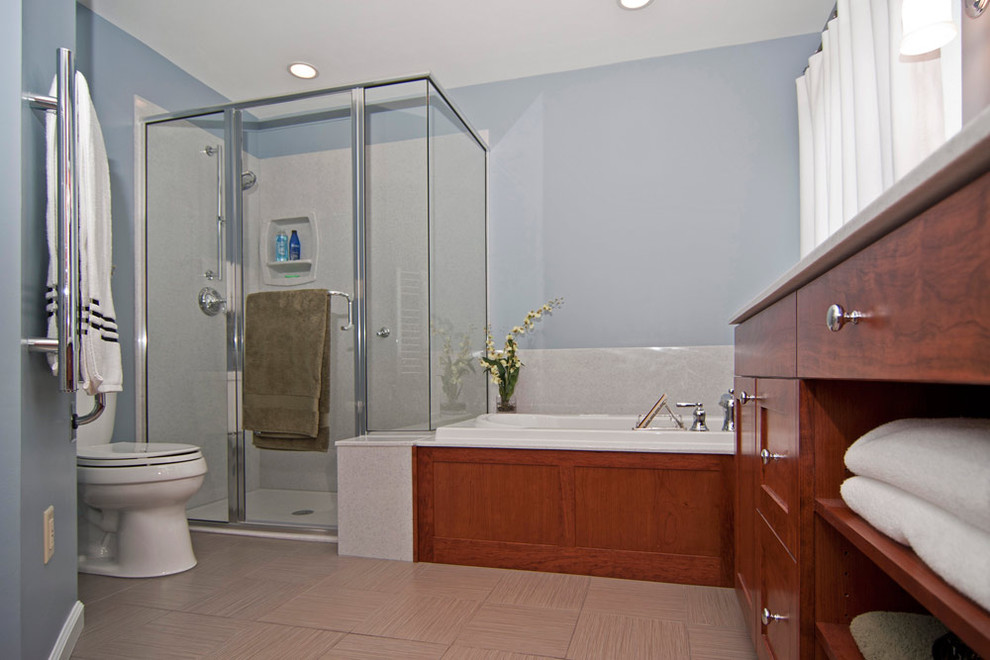 Imagen de cuarto de baño contemporáneo con armarios estilo shaker, puertas de armario de madera oscura, bañera encastrada, ducha esquinera y baldosas y/o azulejos grises
