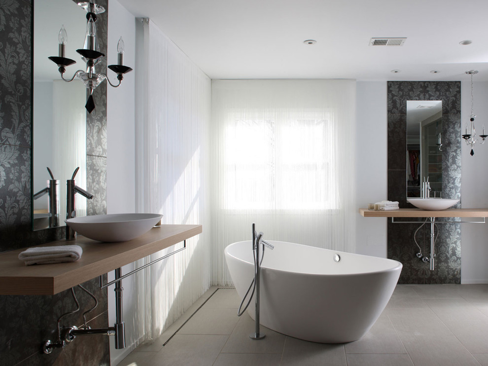 Cette image montre une salle de bain minimaliste avec une baignoire indépendante et une vasque.