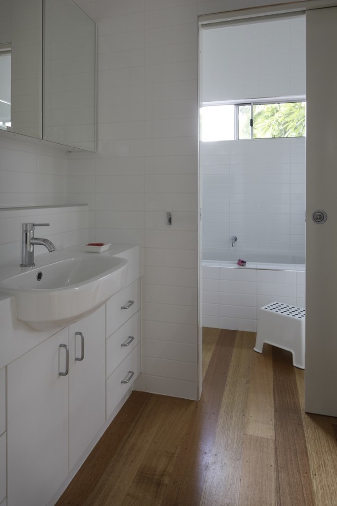 Свежая идея для дизайна: большая главная ванная комната в современном стиле с белыми фасадами, столешницей из искусственного камня, накладной ванной, белой плиткой, белыми стенами, светлым паркетным полом, плиткой кабанчик и белой столешницей - отличное фото интерьера