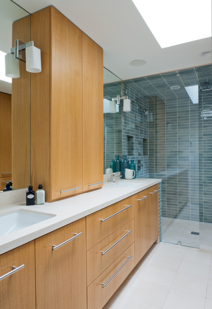 Idée de décoration pour une salle de bain design en bois brun de taille moyenne avec un placard à porte plane, une douche à l'italienne, un carrelage bleu et un lavabo encastré.