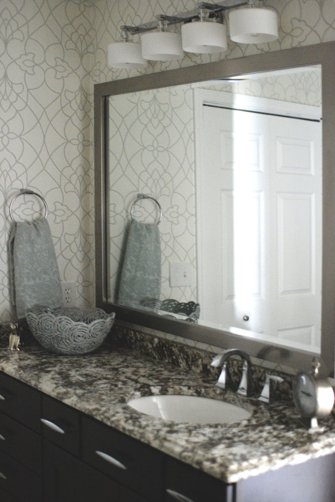 Mittelgroßes Badezimmer En Suite mit Schrankfronten im Shaker-Stil, dunklen Holzschränken, Toilette mit Aufsatzspülkasten, grauen Fliesen und weißer Wandfarbe in Louisville