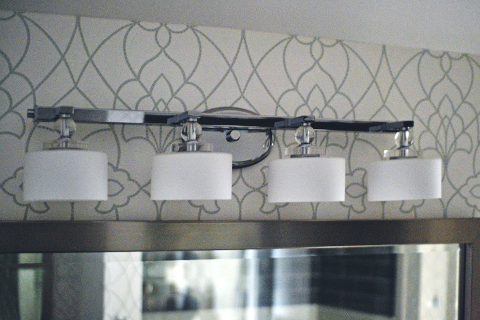 Mittelgroßes Badezimmer En Suite mit Toilette mit Aufsatzspülkasten und weißer Wandfarbe in Louisville