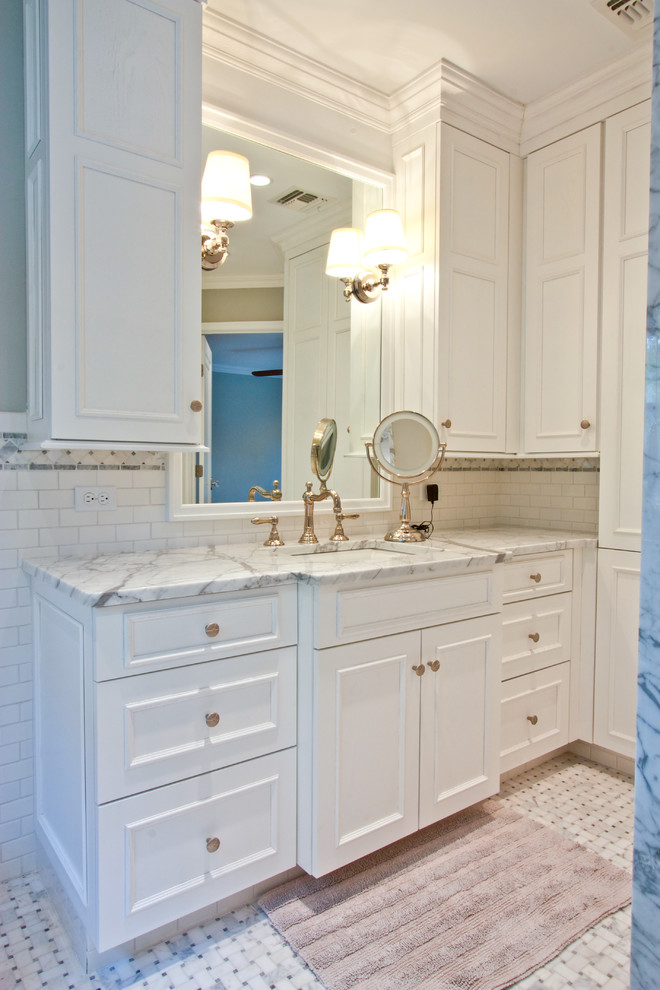 Inredning av ett klassiskt en-suite badrum, med luckor med profilerade fronter, vita skåp och granitbänkskiva