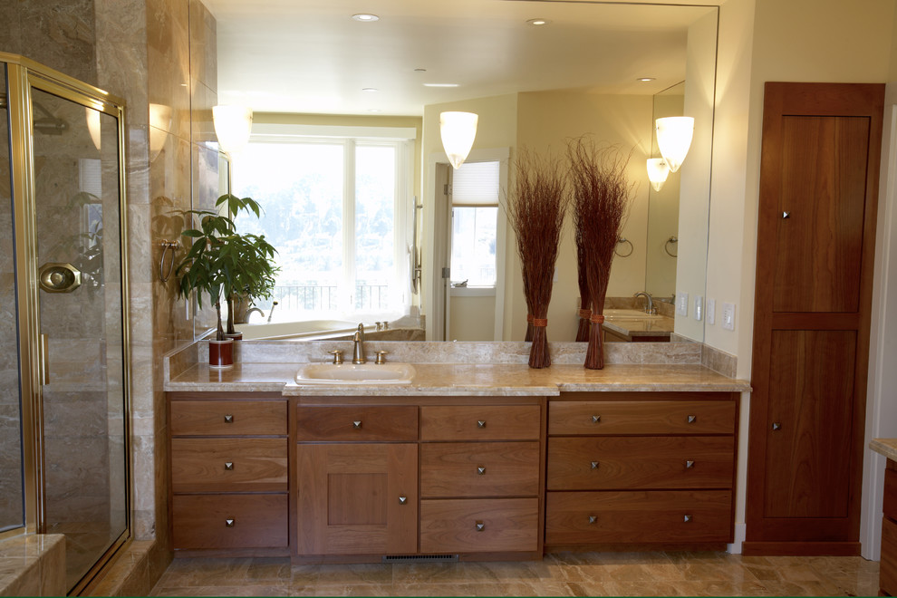 Exemple d'une grande salle de bain principale tendance en bois brun avec un lavabo posé, un placard avec porte à panneau encastré, un plan de toilette en calcaire, une baignoire posée, une douche double, un carrelage multicolore, un carrelage de pierre, un mur blanc, parquet clair et WC à poser.