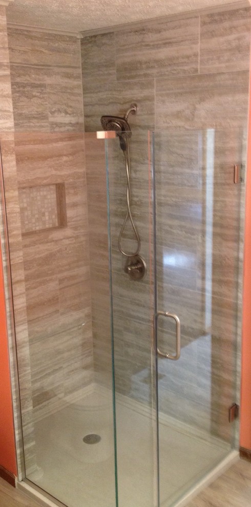 Idéer för att renovera ett mellanstort vintage en-suite badrum, med skåp i mellenmörkt trä, ett platsbyggt badkar, en kantlös dusch, grå kakel, porslinskakel, orange väggar, vinylgolv och bänkskiva i akrylsten