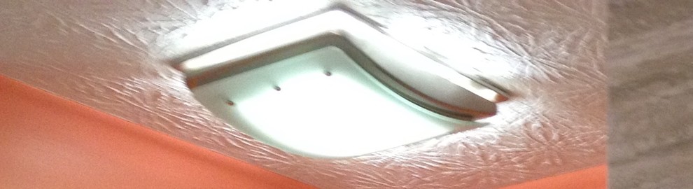Immagine di una stanza da bagno padronale chic di medie dimensioni con ante in legno scuro, vasca da incasso, doccia a filo pavimento, piastrelle grigie, piastrelle in gres porcellanato, pareti arancioni, pavimento in vinile e top in superficie solida