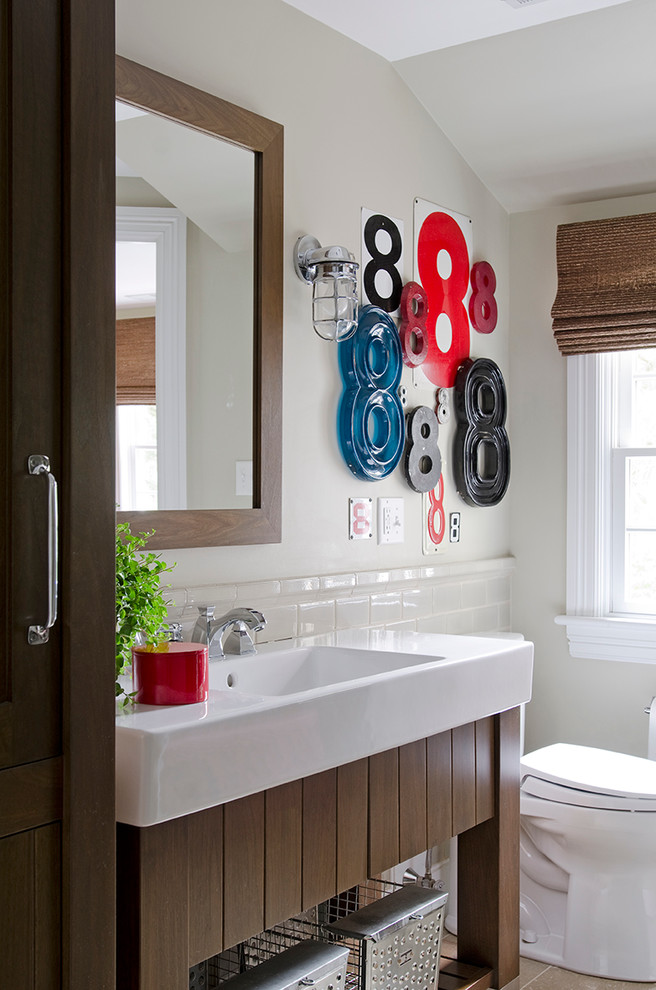 На фото: ванная комната в морском стиле с темными деревянными фасадами, белой плиткой, плиткой кабанчик, серыми стенами и монолитной раковиной с