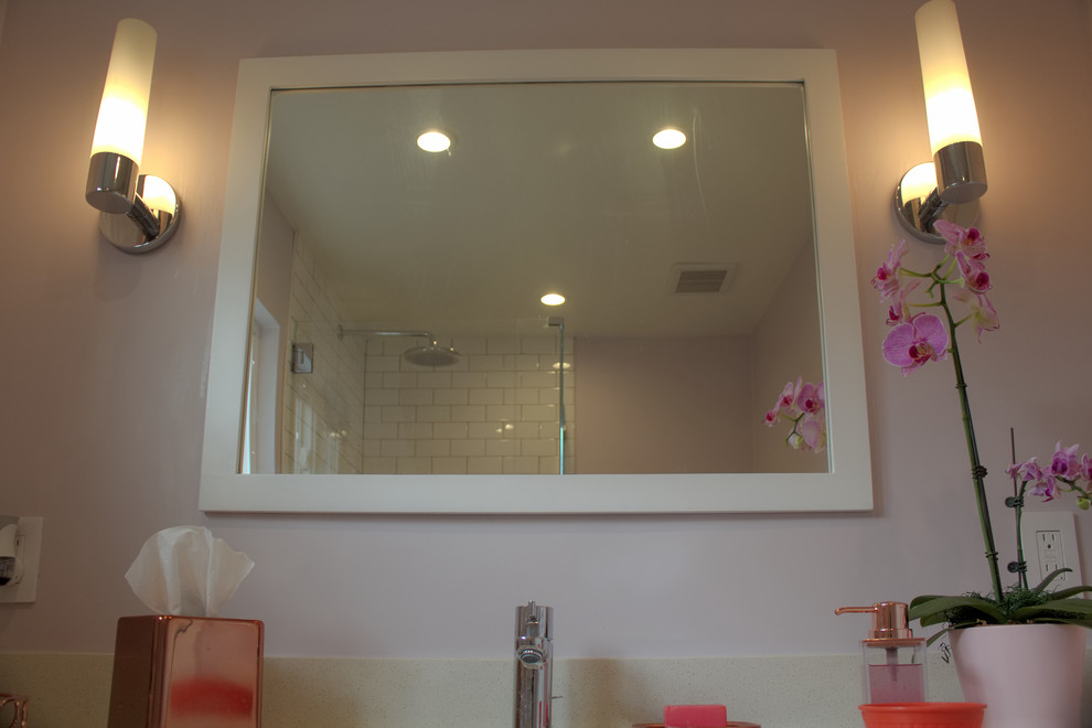 Exempel på ett litet modernt vit vitt badrum med dusch, med skåp i shakerstil, vita skåp, en toalettstol med separat cisternkåpa, vit kakel, porslinskakel, lila väggar, klinkergolv i porslin, ett undermonterad handfat, bänkskiva i kvarts, vitt golv och dusch med gångjärnsdörr