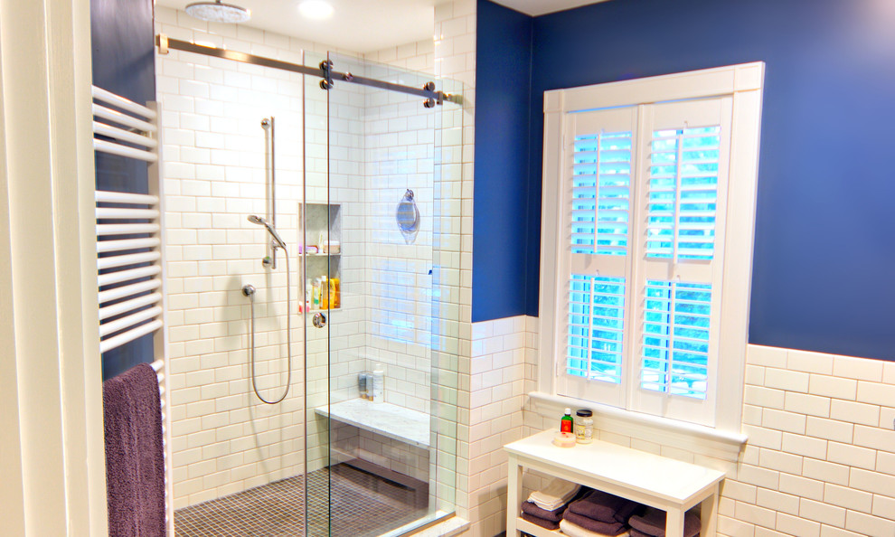 Bild på ett mellanstort en-suite badrum, med vit kakel, cementkakel, en dusch i en alkov, blå väggar, klinkergolv i keramik, grått golv och dusch med skjutdörr
