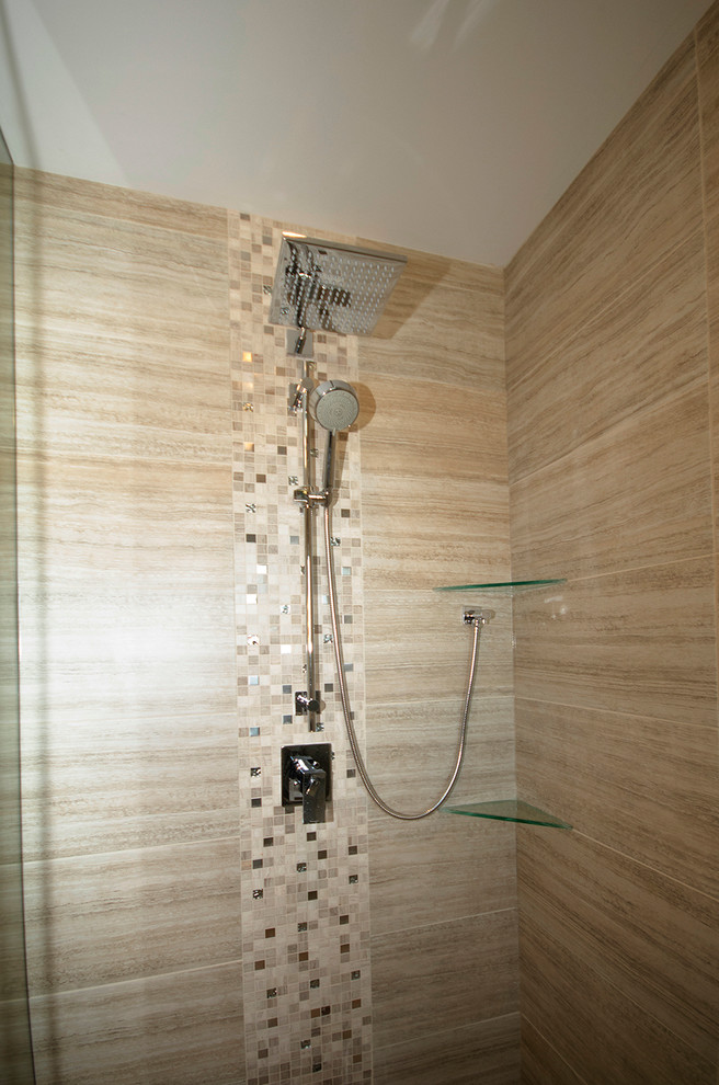 Свежая идея для дизайна: ванная комната в современном стиле с угловым душем - отличное фото интерьера