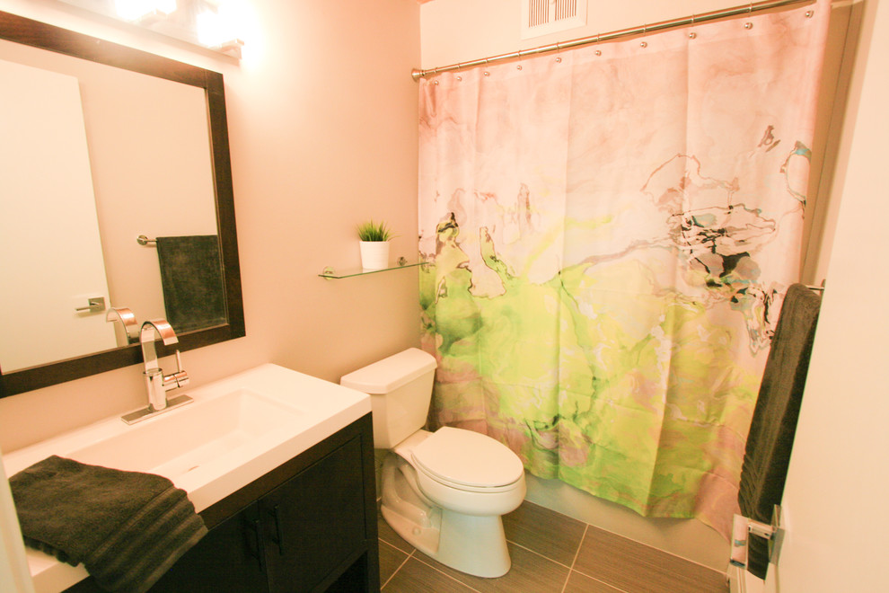 Kleines Modernes Badezimmer mit dunklen Holzschränken, Badewanne in Nische, beigen Fliesen, beiger Wandfarbe und Porzellan-Bodenfliesen in Boston