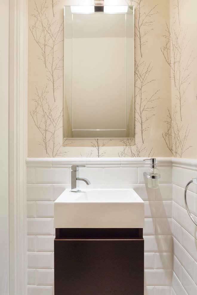 Idée de décoration pour une petite salle de bain design en bois foncé avec une douche ouverte, un carrelage beige, un mur blanc, un lavabo suspendu et un carrelage métro.