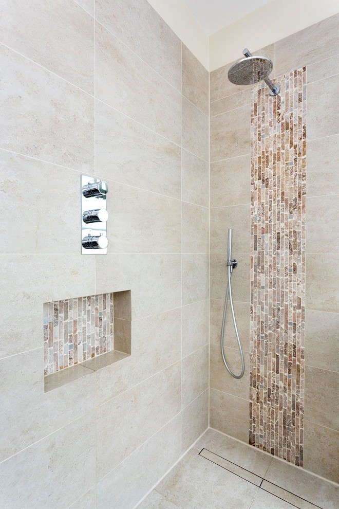 Modelo de cuarto de baño actual con ducha abierta, baldosas y/o azulejos beige, paredes beige y lavabo suspendido