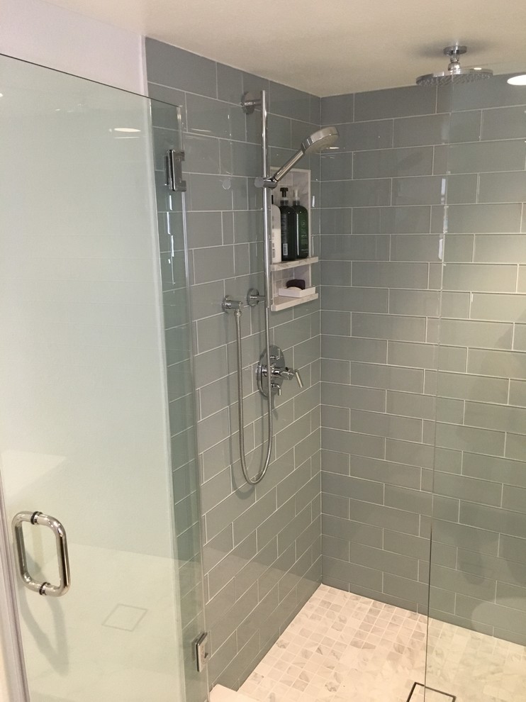 Ejemplo de cuarto de baño actual de tamaño medio con ducha empotrada, baldosas y/o azulejos verdes, baldosas y/o azulejos de cemento y aseo y ducha