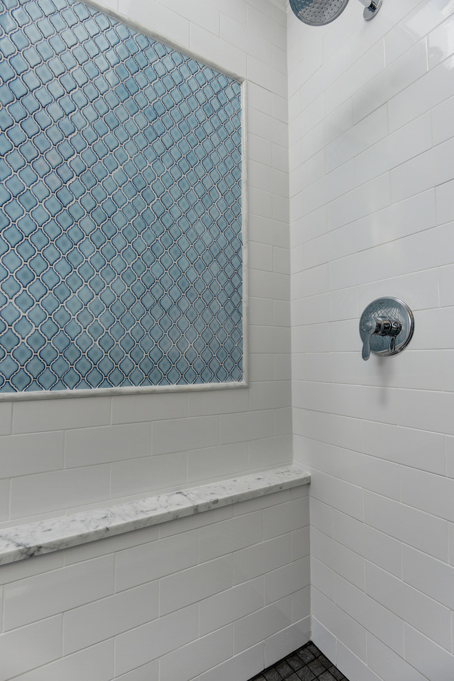 Exemple d'une salle de bain principale tendance de taille moyenne avec un placard à porte affleurante, des portes de placard blanches, une baignoire indépendante, une douche double, WC séparés, un carrelage noir et blanc, des carreaux de céramique, un mur bleu, un sol en carrelage de porcelaine, un lavabo encastré et un plan de toilette en marbre.