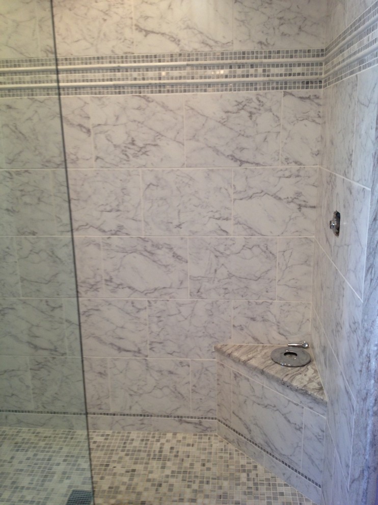 Стильный дизайн: ванная комната в стиле неоклассика (современная классика) с угловым душем, разноцветной плиткой, керамогранитной плиткой и душевой кабиной - последний тренд