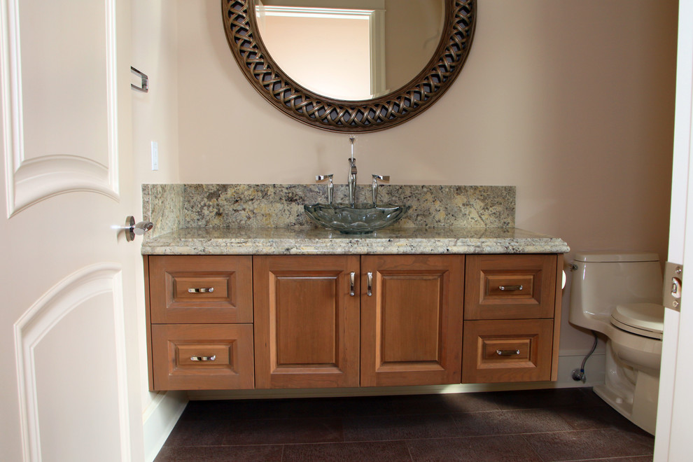Idéer för ett mellanstort klassiskt flerfärgad badrum med dusch, med luckor med upphöjd panel, skåp i mellenmörkt trä, en toalettstol med hel cisternkåpa, beige väggar, skiffergolv, ett fristående handfat, granitbänkskiva och grått golv