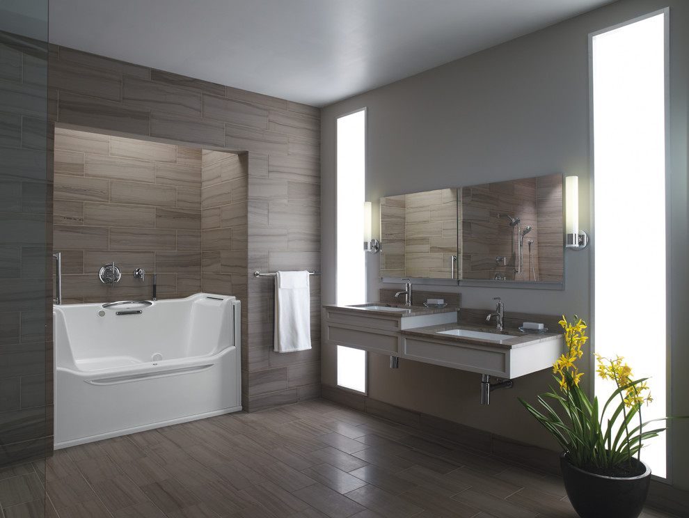 Источник вдохновения для домашнего уюта: большая главная ванная комната в стиле модернизм с серыми стенами, темным паркетным полом, врезной раковиной, столешницей из кварцита, коричневым полом и коричневой столешницей