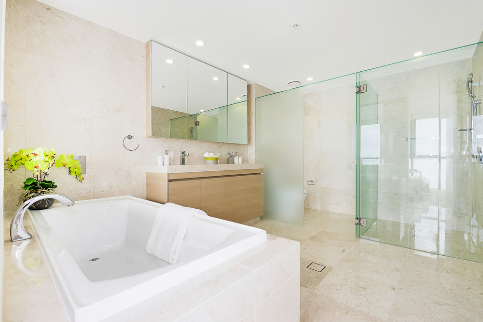 Inspiration pour une salle de bain design en bois clair avec un placard à porte plane, un carrelage beige et un mur beige.