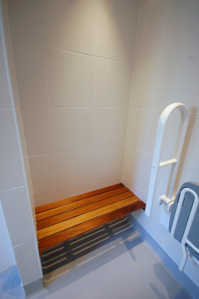 Идея дизайна: большая ванная комната в современном стиле с подвесной раковиной, открытым душем, раздельным унитазом, бежевой плиткой, керамогранитной плиткой, белыми стенами, полом из винила и душевой кабиной