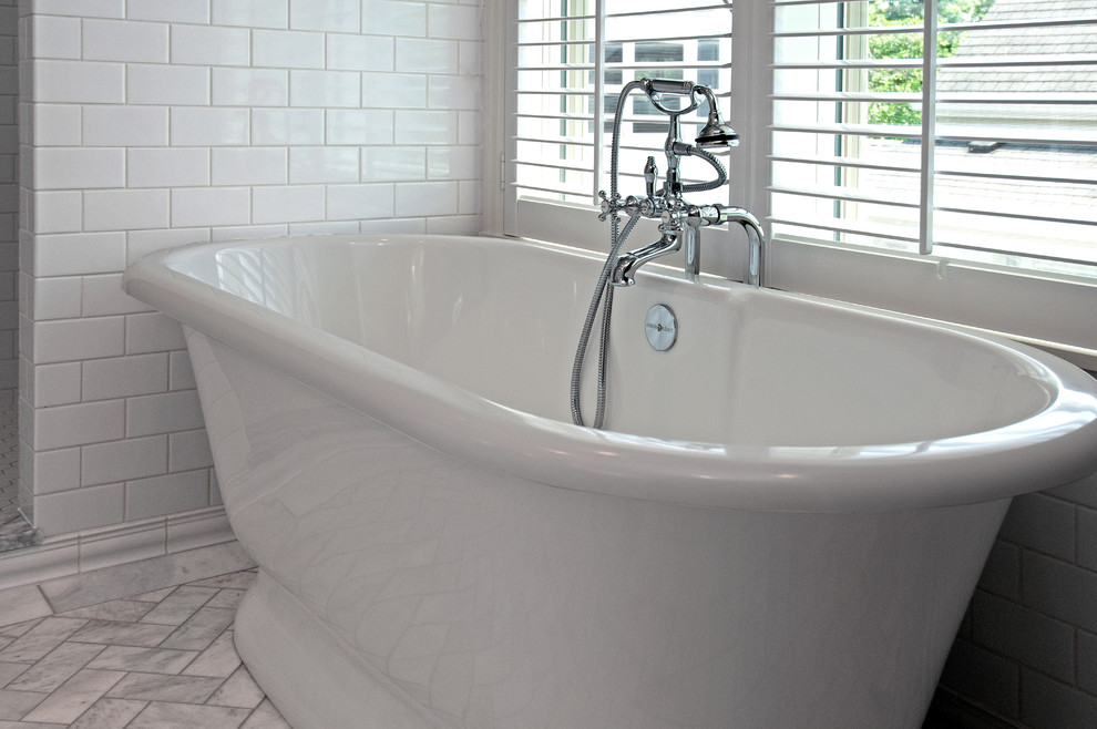 Idee per una stanza da bagno padronale con lavabo sottopiano, ante bianche, top in marmo, vasca freestanding, doccia aperta, piastrelle bianche, pareti grigie e pavimento in marmo