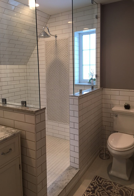 Idéer för vintage en-suite badrum, med luckor med upphöjd panel, vita skåp, en toalettstol med hel cisternkåpa, vit kakel, keramikplattor, grå väggar, klinkergolv i keramik, marmorbänkskiva, vitt golv och med dusch som är öppen