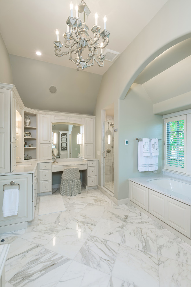 Пример оригинального дизайна: большая главная ванная комната в классическом стиле с фасадами с выступающей филенкой, белыми фасадами, полновстраиваемой ванной, душем в нише, раздельным унитазом, зеленой плиткой, зелеными стенами, мраморным полом, врезной раковиной, мраморной столешницей и душем с распашными дверями