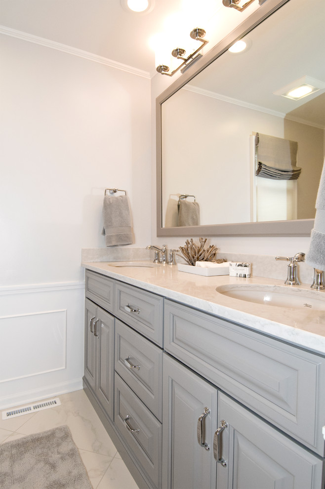 Idéer för stora vintage vitt en-suite badrum, med klinkergolv i porslin, ett undermonterad handfat, bänkskiva i kvartsit, vitt golv, luckor med infälld panel, vita skåp, ett fristående badkar, en dusch i en alkov, flerfärgad kakel, porslinskakel, grå väggar och dusch med gångjärnsdörr