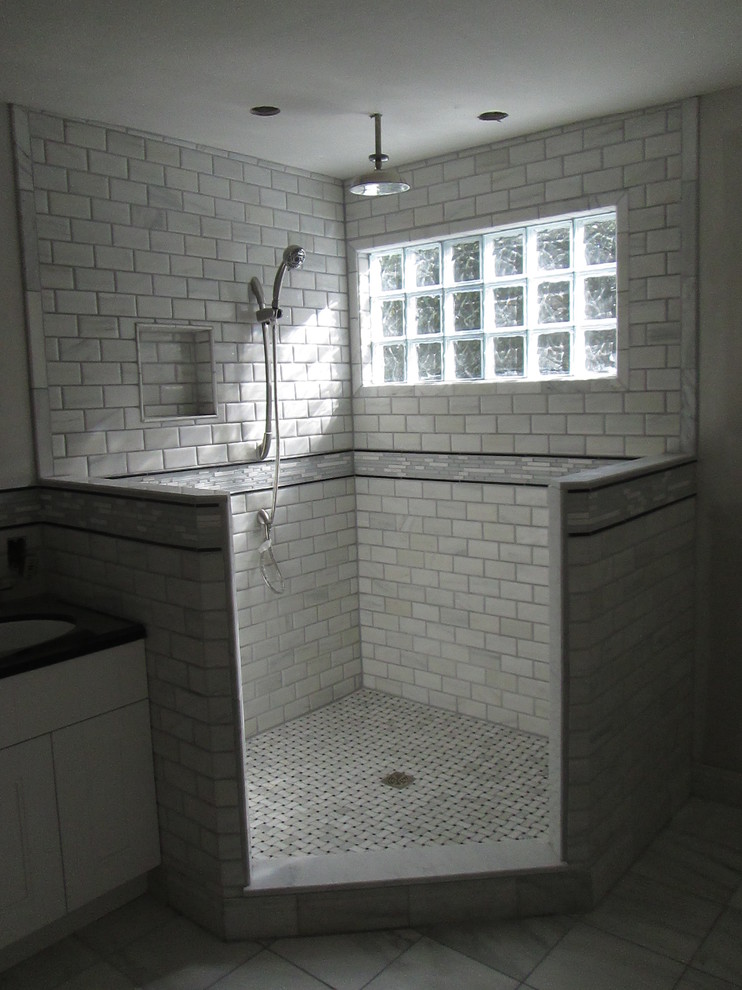 Пример оригинального дизайна: ванная комната среднего размера в стиле неоклассика (современная классика) с открытым душем, белой плиткой, плиткой кабанчик и белыми стенами