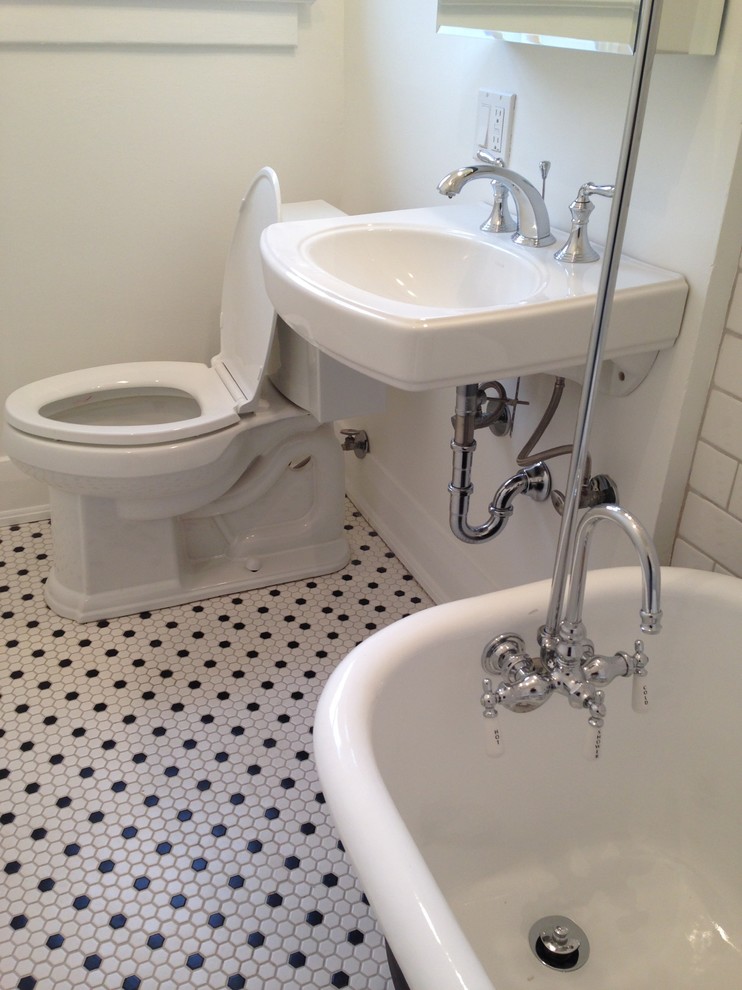 На фото: ванная комната в викторианском стиле