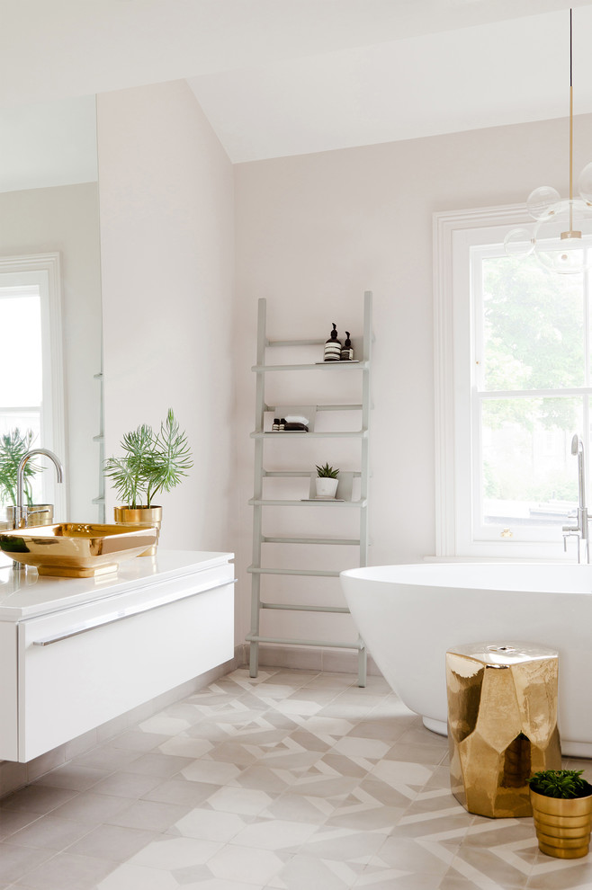 Inspiration för ett mellanstort funkis badrum, med släta luckor, vita skåp, ett fristående badkar, rosa väggar och ett fristående handfat