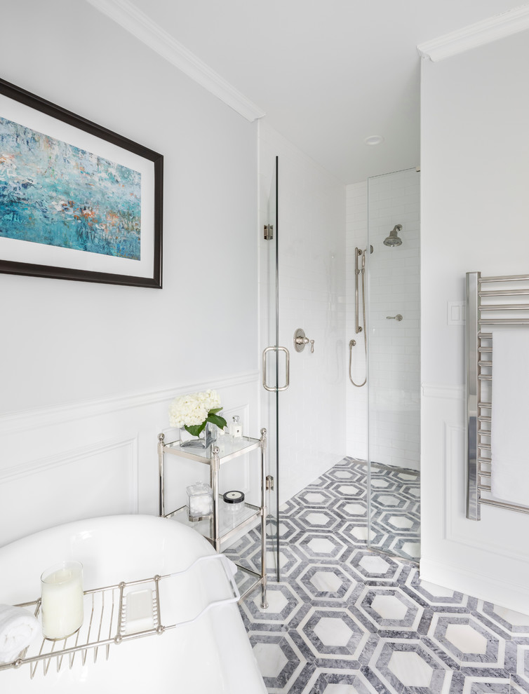 На фото: большая главная ванная комната в классическом стиле с фасадами в стиле шейкер, темными деревянными фасадами, ванной на ножках, душем в нише, унитазом-моноблоком, белой плиткой, керамической плиткой, синими стенами, мраморным полом, врезной раковиной, столешницей из искусственного кварца, серым полом, душем с распашными дверями, белой столешницей, тумбой под две раковины, напольной тумбой и панелями на стенах