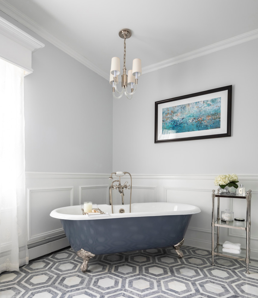 Foto de cuarto de baño principal clásico grande con bañera con patas, suelo de mármol, suelo gris y paredes grises