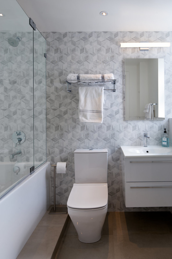 ニューヨークにある高級な小さなコンテンポラリースタイルのおしゃれな浴室 (白い壁、セラミックタイルの床、オーバーカウンターシンク) の写真
