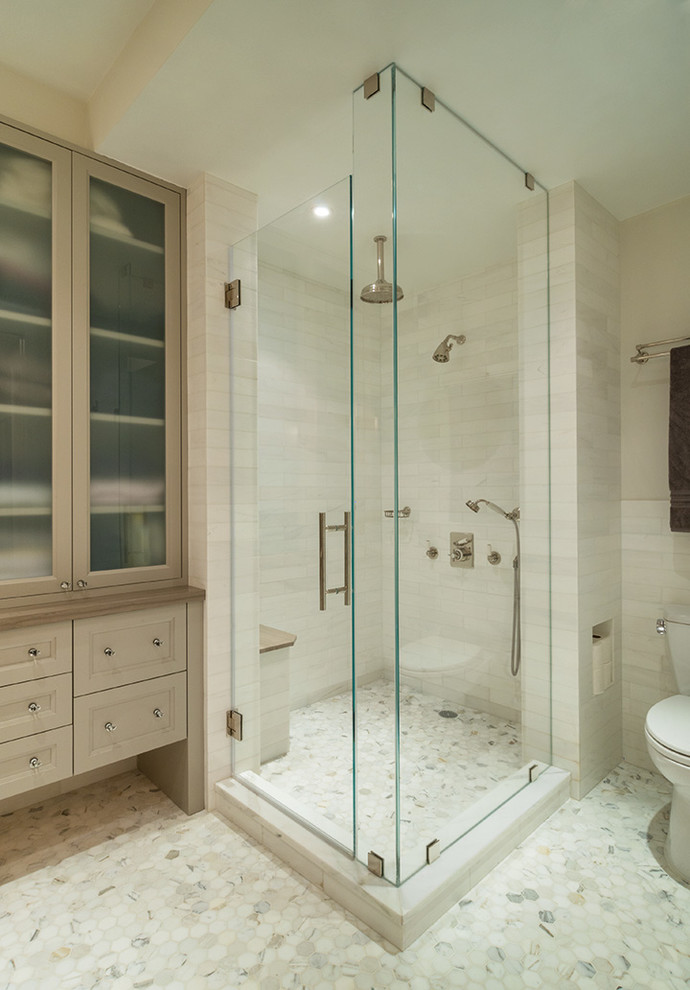Foto di una stanza da bagno chic con ante con riquadro incassato, ante beige, doccia ad angolo, piastrelle bianche, pareti beige e pavimento con piastrelle a mosaico