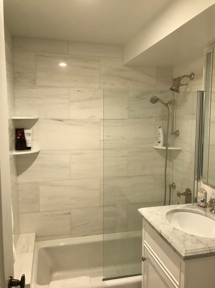 Стильный дизайн: маленькая ванная комната в стиле неоклассика (современная классика) с фасадами с декоративным кантом, белыми фасадами, ванной в нише, душем над ванной, раздельным унитазом, белой плиткой, керамогранитной плиткой, белыми стенами, полом из мозаичной плитки, душевой кабиной, врезной раковиной, столешницей из искусственного кварца, белым полом, душем с распашными дверями и белой столешницей для на участке и в саду - последний тренд