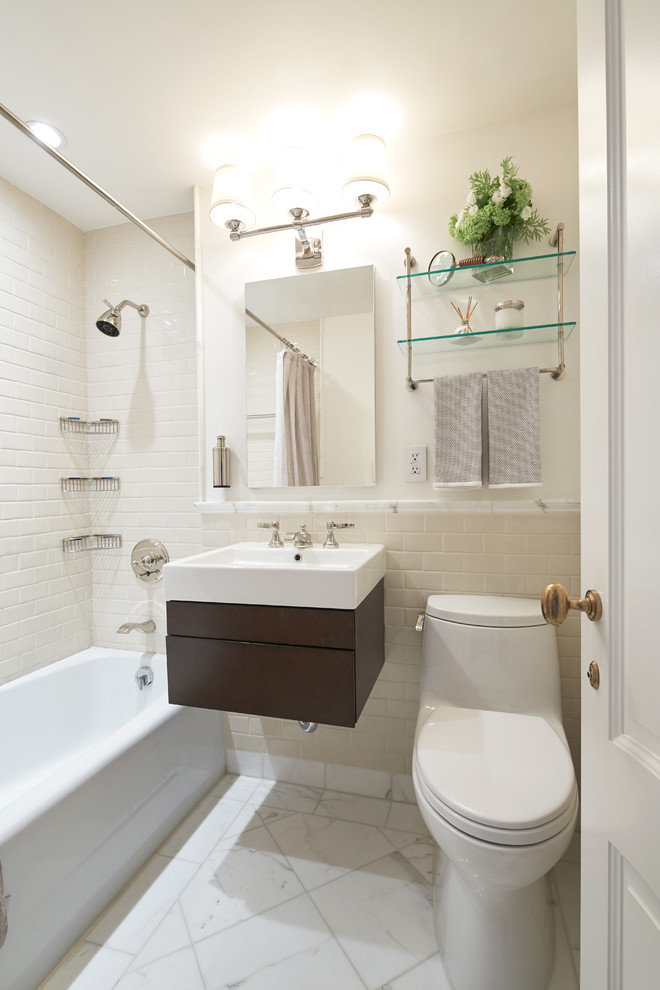 Inspiration för klassiska badrum med dusch, med släta luckor, skåp i mörkt trä, en dusch/badkar-kombination, en toalettstol med hel cisternkåpa, tunnelbanekakel, vita väggar, ett konsol handfat, vitt golv, dusch med duschdraperi, vit kakel och ett badkar i en alkov