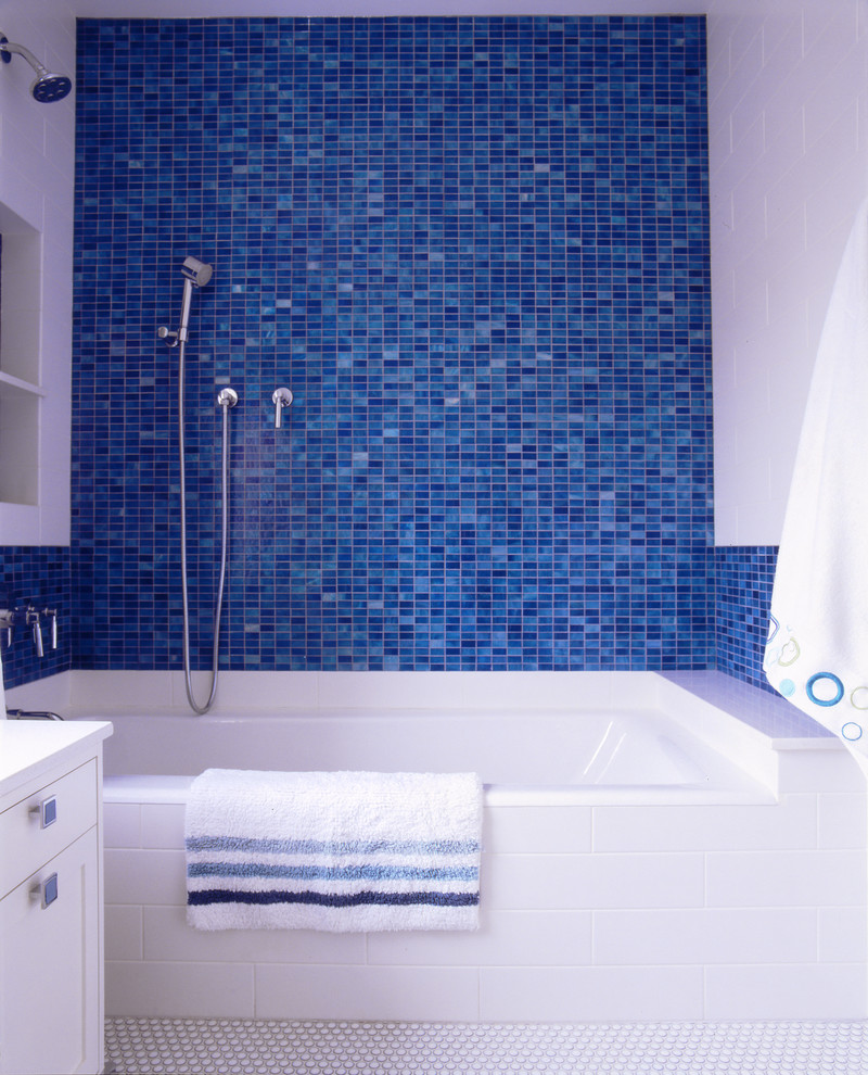 Inspiration för mellanstora moderna badrum för barn, med luckor med infälld panel, vita skåp, bänkskiva i kvarts, ett platsbyggt badkar, en dusch/badkar-kombination, blå kakel, vita väggar och klinkergolv i porslin
