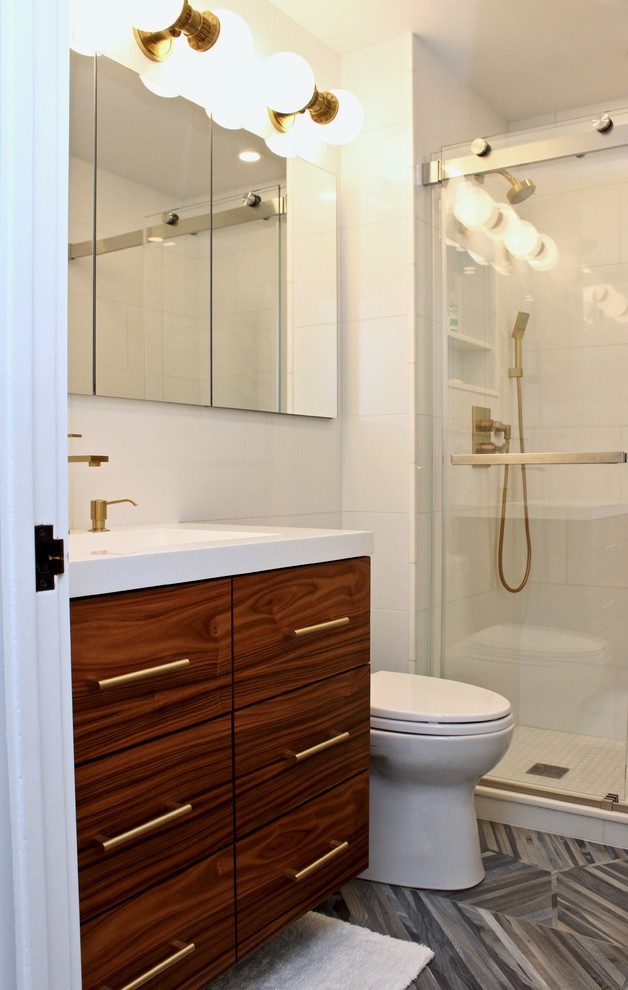 Idéer för att renovera ett litet vintage en-suite badrum, med möbel-liknande, skåp i mellenmörkt trä, en dusch i en alkov, en toalettstol med hel cisternkåpa, vit kakel, porslinskakel, vita väggar, klinkergolv i porslin, ett väggmonterat handfat, bänkskiva i kalksten, blått golv och dusch med gångjärnsdörr