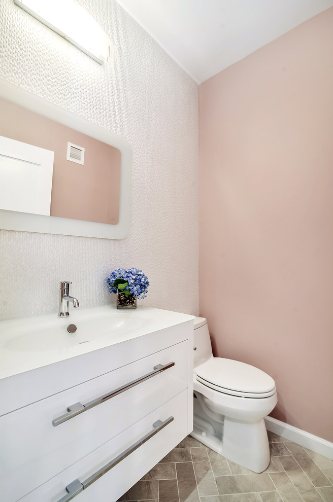 Источник вдохновения для домашнего уюта: маленькая ванная комната в стиле неоклассика (современная классика) с плоскими фасадами, белыми фасадами, столешницей из искусственного камня, раздельным унитазом, розовыми стенами, полом из керамогранита, душевой кабиной и монолитной раковиной для на участке и в саду