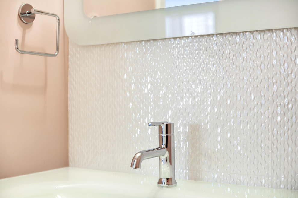 ニューヨークにある低価格の小さなトランジショナルスタイルのおしゃれなバスルーム (浴槽なし) (白いキャビネット、白いタイル、セラミックタイル、人工大理石カウンター、ピンクの壁) の写真