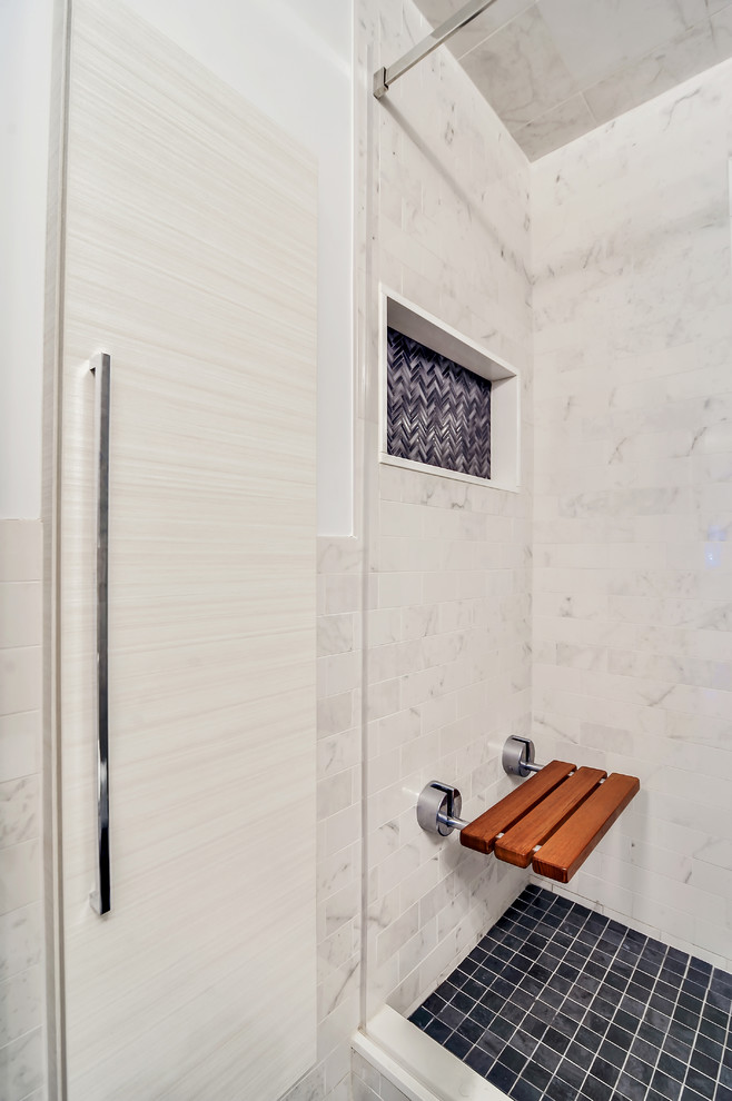 На фото: маленькая главная ванная комната в стиле неоклассика (современная классика) с душем в нише, серой плиткой, керамической плиткой, серыми стенами и полом из керамической плитки для на участке и в саду