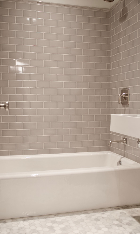 Inspiration för ett litet vintage vit vitt badrum för barn, med ett badkar i en alkov, en dusch/badkar-kombination, en vägghängd toalettstol, grå kakel, tunnelbanekakel, grå väggar, marmorgolv, ett väggmonterat handfat, grått golv och dusch med duschdraperi