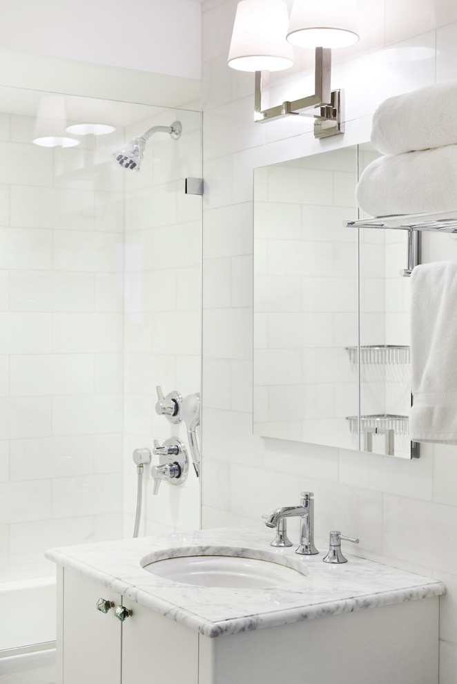 Пример оригинального дизайна: ванная комната в стиле неоклассика (современная классика) с плоскими фасадами, белыми фасадами, врезной раковиной, душем в нише и белой плиткой