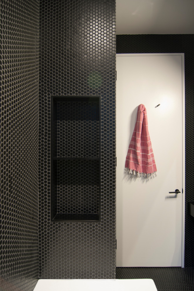 Exempel på ett mellanstort modernt svart svart badrum, med svarta skåp, ett platsbyggt badkar, en dusch/badkar-kombination, en toalettstol med hel cisternkåpa, svart kakel, mosaik, svarta väggar, mosaikgolv, ett fristående handfat, bänkskiva i täljsten, svart golv och med dusch som är öppen